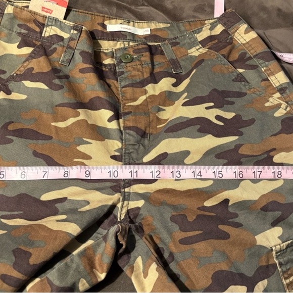 💕NWT Levi's 94” Baggy Cargo Camo Straight Leg Jeans size 28x30 - Picture 11 of 13